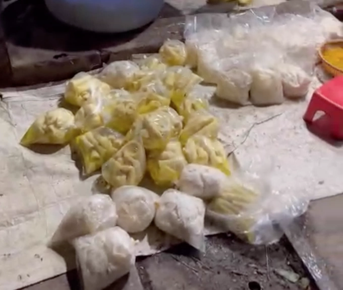 Măng, ngó sen được ngâm hoá chất tẩy trắng, tạo giòn được để vương vãi dưới nền đất. Ảnh: Công an cung cấp