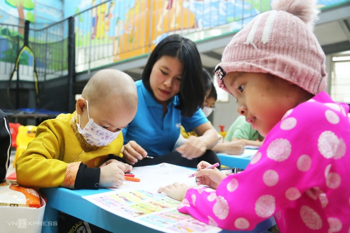 Các em nhỏ vẽ tranh với hoạ phẩm mới được trao tặng. Ảnh: Đắc Thành.