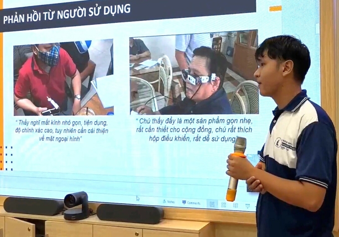 Quốc Huy giới thiệu mắt kính thông minh cho người mù tại cuộc thi giải pháp trí tuệ nhân tạo TP HCM lần 3, năm 2022. Ảnh: BTC
