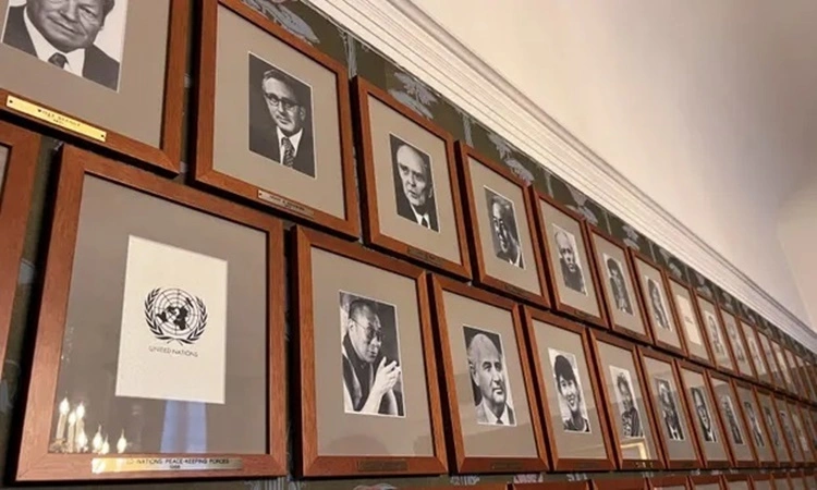 Chân dung những cá nhân từng đạt giải Nobel Hòa bình, trong đó có ông Kissinger (hàng trên cùng, thứ hai từ trái sang), được trưng bày tại Viện Nobel Na Uy ở Oslo. Ảnh: Reuters.