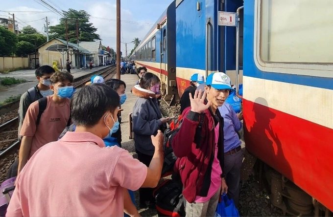 Công nhân Bình Dương về Tết bằng vé tàu hỏa khứ hồi miễn phí. Ảnh: Đỗ Trọng