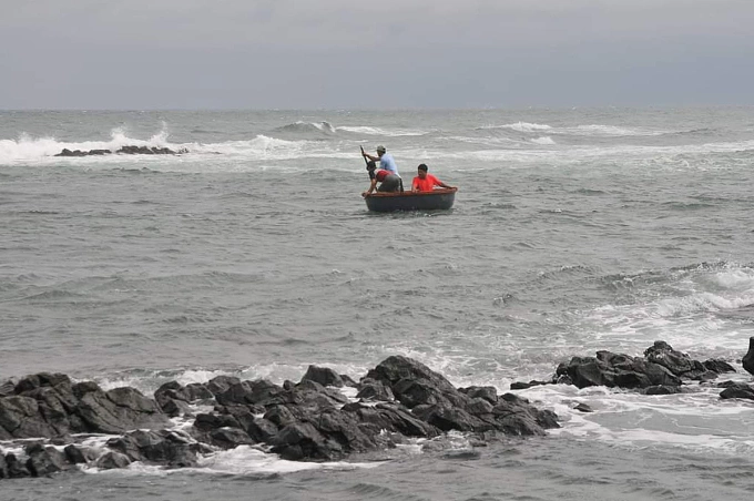 Lực lượng chức năng tìm kiếm ở Gành Yến, nơi nạn nhân mất tích. Ảnh: Văn Trinh