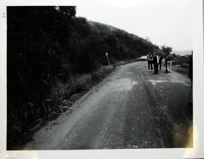 Thi thể Linda được phát hiện bên đường mòn vắng vẻ. Ảnh: NBP