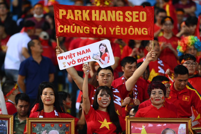 Cổ động viên cổ vũ thầy trò Park Hang-seo trên sân Mỹ Đình, trận Việt Nam - Thái Lan, ngày 13/1. Ảnh: Giang Huy.