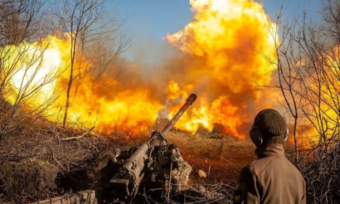 Binh sĩ Ukraine khai hỏa về vị trí của các lực lượng Nga gần Soledar hồi tháng 11/2022. Ảnh: Reuters.
