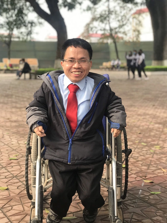 Thầy Chu Quang Đức trong ngày khai giảng 5/9/2022 tại trường THPT Mê Linh. Ảnh: NVCC