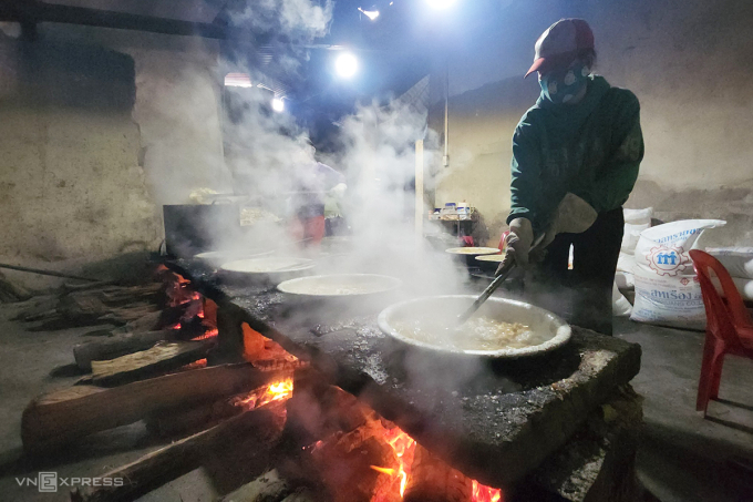 Người dân làng Kim Long tất bật làm mứt gừng cuối tháng Chạp. Ảnh: Võ Thạnh