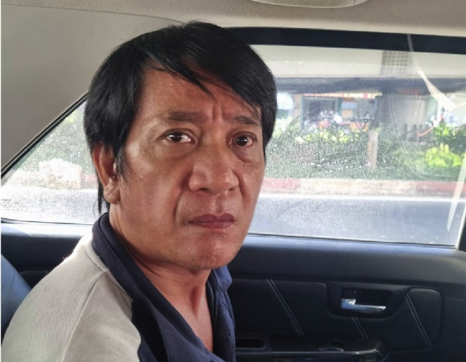 Nghi phạm Nguyễn Như Phú, người giúp Thái đục lỗ, cán màng, đánh bóng để tạo tiền giả thành phẩm. Ảnh: Bảo Nam