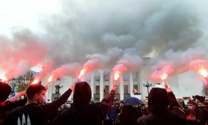 Người biểu tình đốt pháo sáng bên ngoài quốc hội Ukraine ở Kiev hồi tháng 6/2020 kêu gọi bộ trưởng nội vụ từ chức vì nghi ngờ tham nhũng. Ảnh: AFP.