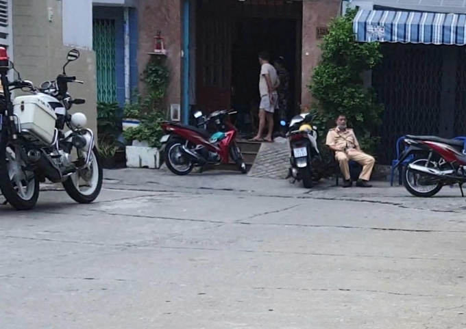 Cảnh sát phong toả, khám nghiệm hiện trường vụ việc. Ảnh: Đình Văn