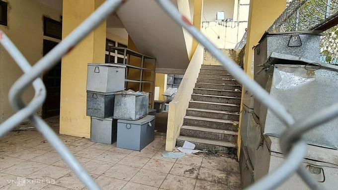 Bên trong căn nhà, cả trăm thùng tôn vứt lăn lóc dưới sàn phía ngoài sảnh tầng một nhưng hầu hết đã mất giấy tờ. Ảnh: Lê Hoàng