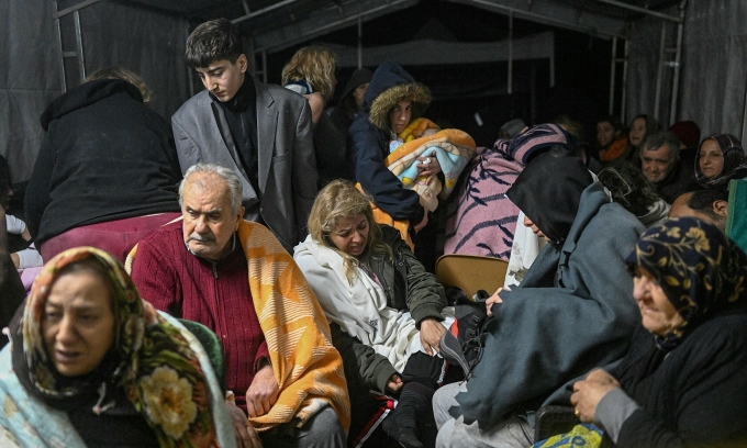 Những người sống sót sau trận động đất tập trung trong một căn lều ở Hatay, Thổ Nhĩ Kỳ ngày 7/2. Ảnh: AFP