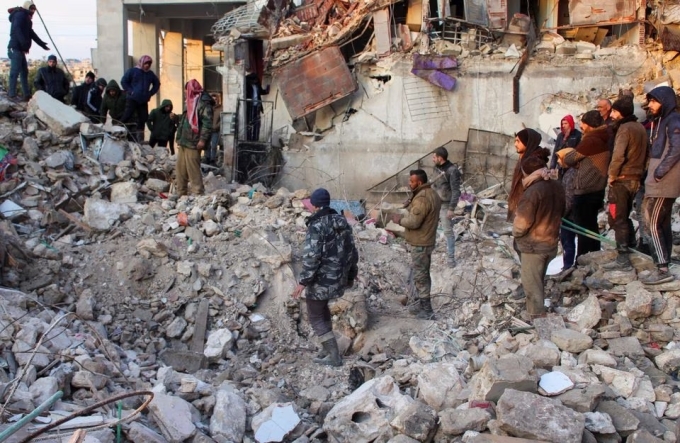 Người dân tập trung tìm kiếm người sống sót sau động đất ở tỉnh Aleppo, Syria ngày 7/2. Ảnh: Reuters.
