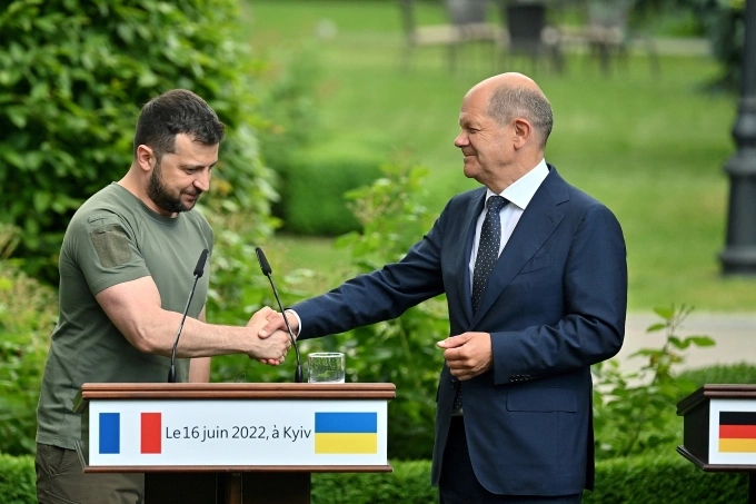 Thủ tướng Đức Olaf Scholz bắt tay Tổng thống Ukraine Volodymyr Zelensky tại thủ đô Kiev, ngày 16/6/2022. Ảnh: AFP.