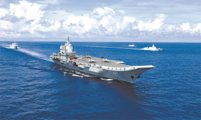 Tàu sân bay Sơn Đông cùng chiến hạm hộ tống trên biển tháng 8/2022. Ảnh: PLA.