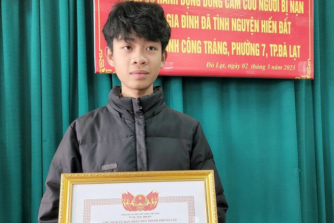 Em Nguyễn Trung Hiếu tại lễ biểu dương. Ảnh: Khánh Hương