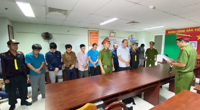 Cảnh sát tống đạt lệnh bắt. Ảnh: Nhật Vy