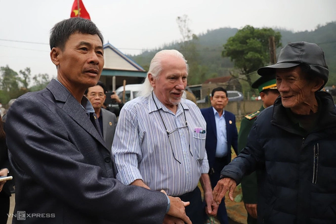 Peter Mathew đến nhà ông Hà Huy Mỳ (góc trái), người đang thờ cúng liệt sĩ Cao Văn Tuất. Ảnh: Đức Hùng