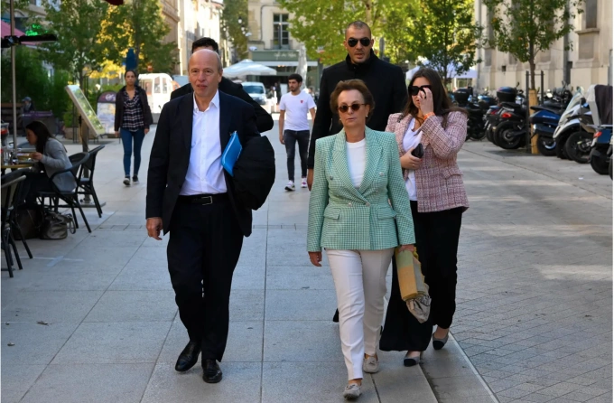 Con gái của Hélène Pastor, Sylvia (áo xanh), cùng luật sư và vệ sĩ tới phiên tòa phúc thẩm của ông Janowski, ngày 18/10/2021. Ảnh AFP