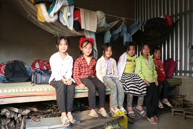 Sộng Thị Pả Dạy (áo trắng) và các bạn trong căn phòng trọ nhỏ gần trường, hôm 27/2. Ảnh: Lệ Thu