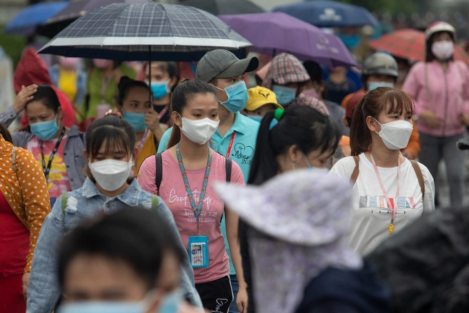 Công nhân Pou Yuen lúc tan ca. Ảnh: Thành Nguyễn