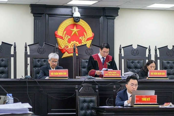 Chủ tọa Vũ Quang Huy công bố bản án. Ảnh: Danh Lam
