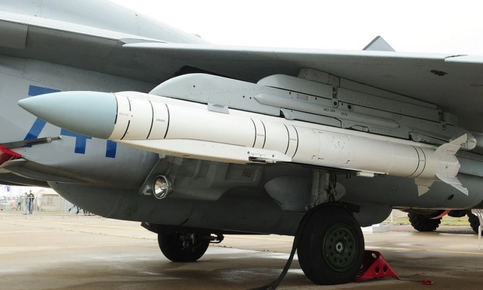 Mô hình tên lửa Grom-E1 treo dưới cánh tiêm kích MiG-35 tại triển lãm hàng không tại Moskva, Nga, hồi năm 2015. Ảnh: KTRV.