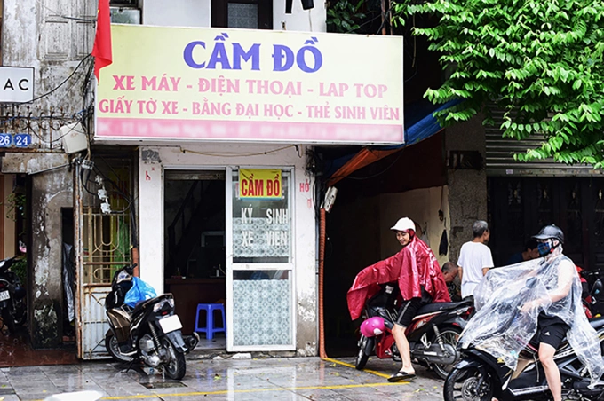 Một tiệm cầm đồ gần trường đại học tại Hà Nội. Ảnh: Hoàng An