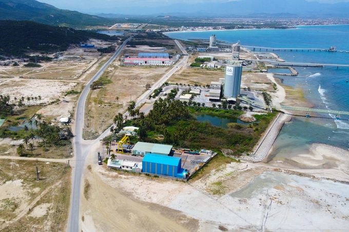 Khu vực Cảng Nam Vân Phong, gần điểm đầu dự án. Ảnh: Nhân Bùi