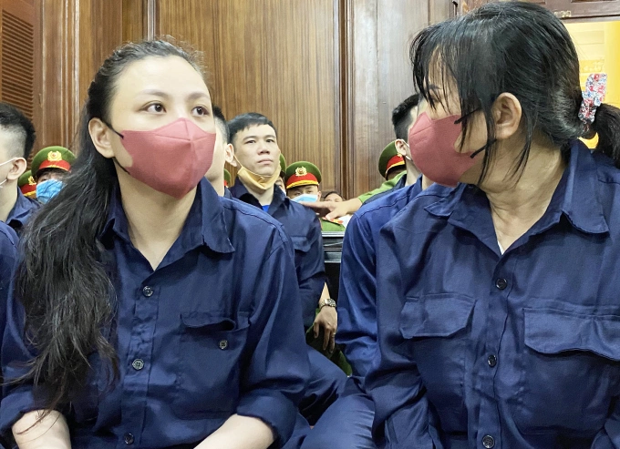 Bị cáo Võ Thuỳ Linh và Lê Thị Tuyết tại tòa. Ảnh: Hải Duyên