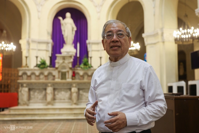 Linh mục Hồ Văn Xuân, Trưởng ban trùng tu Nhà thờ Đức Bà Sài Gòn, tháng 3/2022. Ảnh: Quỳnh Trần
