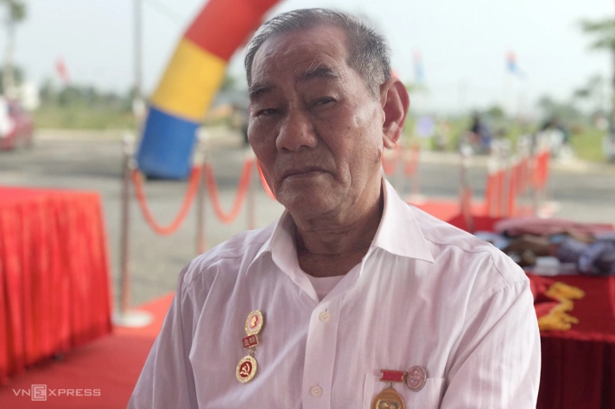 Ông Nguyễn Thanh Minh (phải) kể chuyện về ngày đoàn tụ với bạn trong hội tù chính trị. Ảnh: Hoàng Táo