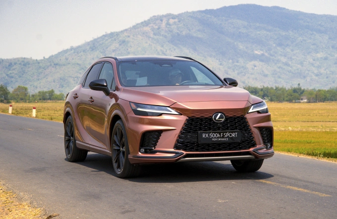 RX 500h F Sport Performance tại Việt Nam.