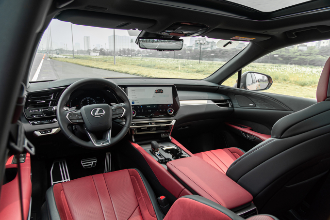 Nội thất bản 500h F Sport Performance.