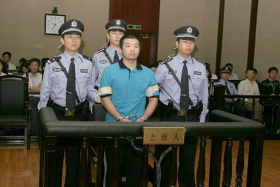 Dương Giai ra tòa phúc thẩm. Ảnh: Xinhua