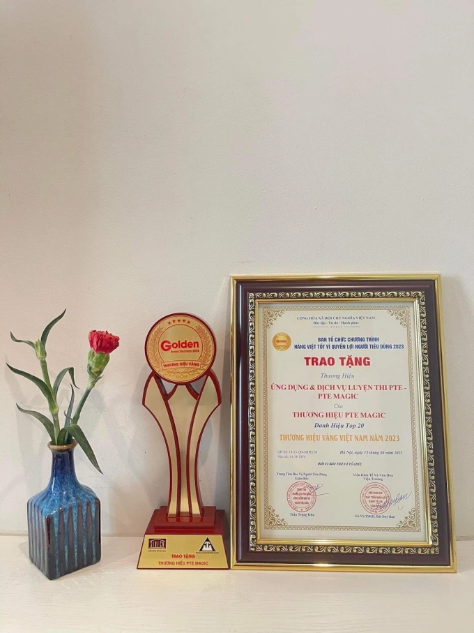 Bằng khen và cup giải thưởng Thương hiệu Vàng của PTE Magic. Ảnh: PTE Magic