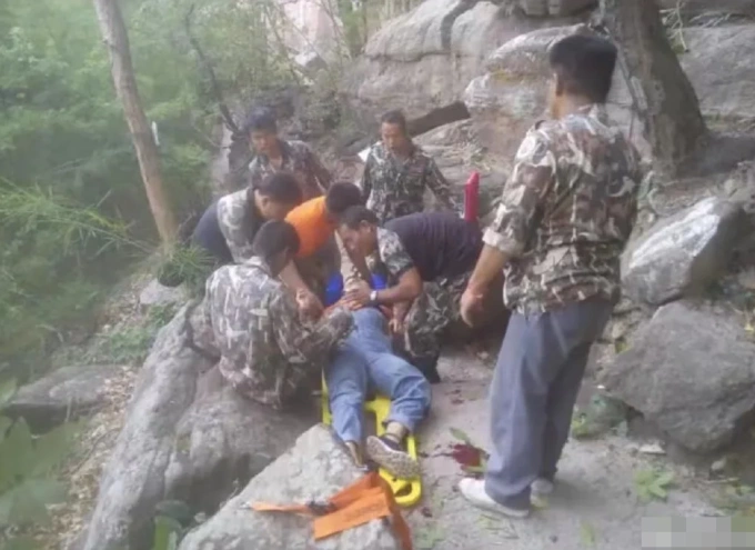 Vương Noãn Noãn được các nhân viên cấp cứu, năm 2019. Ảnh: Henan News