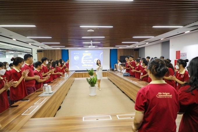 Sinh viên SIU tham quan thực tế tại doanh nghiệp. Ảnh: SIU