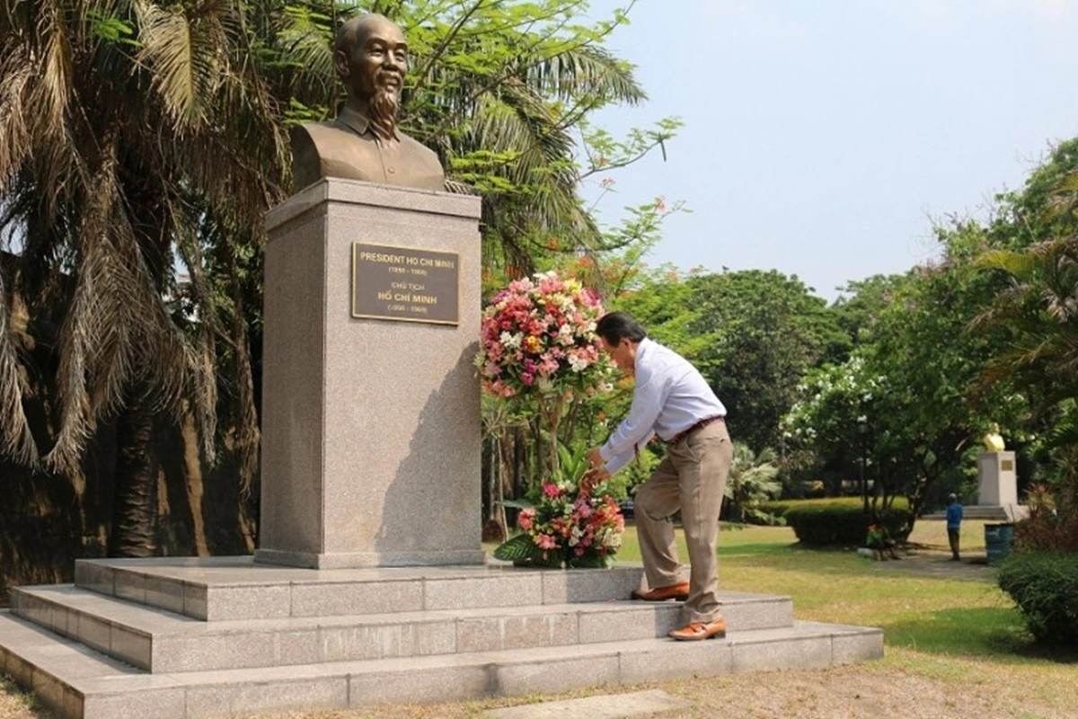 Ho Chi Minh monuments around the world