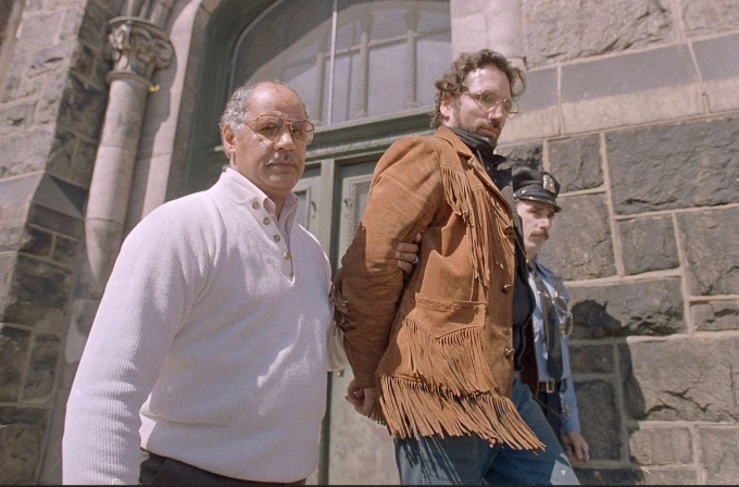 Cảnh sát áp giải Gary Heidnik vào ngày 25/3/1987 sau khi bắt hắn bên ngoài ngôi nhà nơi ba phụ nữ khỏa thân được tìm thấy bị xích vào ống cống. Ảnh: AP