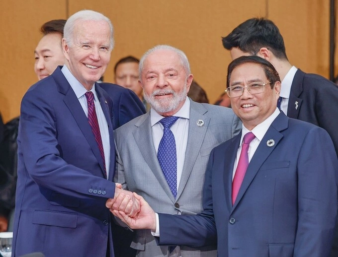 Thủ tướng trao đổi với Tổng thống Mỹ Joe Biden và khách mời tại phiên thảo luận Hướng tới một thế giới hòa bình, ổn định và thịnh vượng, ngày 21/5, tại Hiroshima, Nhật Bản. Ảnh: Dương Giang