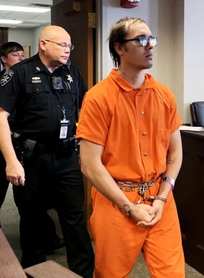 Brandon Clark ra tòa. Ảnh: Observer-Dispatch