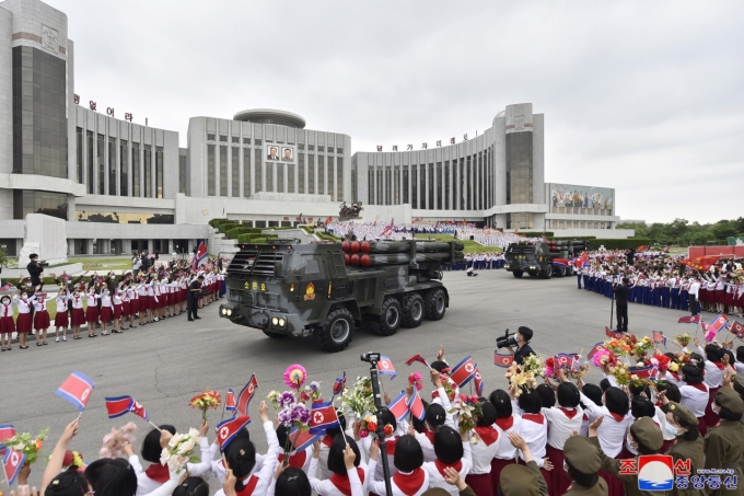 Các bệ phóng rocket được di chuyển bên ngoài Cung Thiếu nhi Mangyongdae ở Bình Nhưỡng ngày 6/6. Ảnh: KCNA