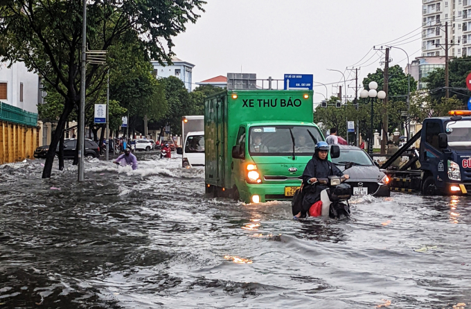 Dòng xe di chuyển qua khu vực ngập nước sau mưa. Ảnh: Toàn Phạm