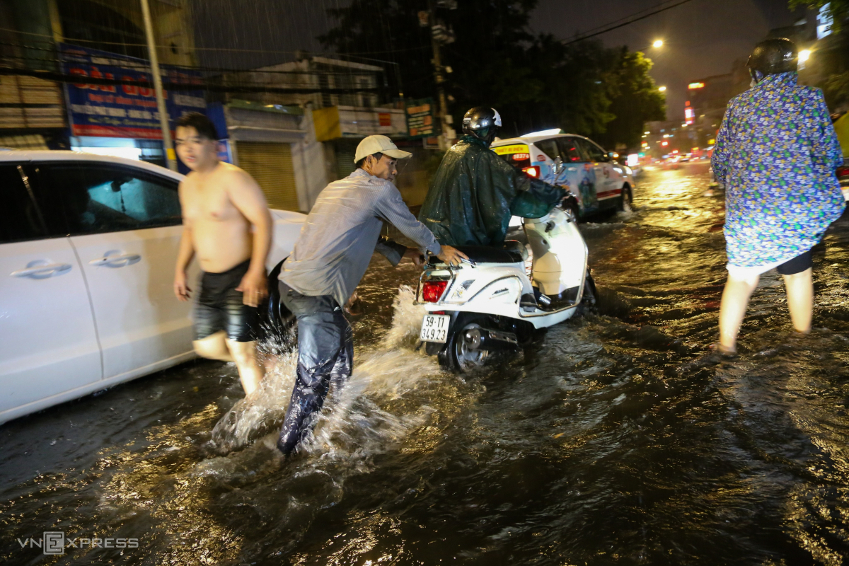 Flooding as rains lash HCMC