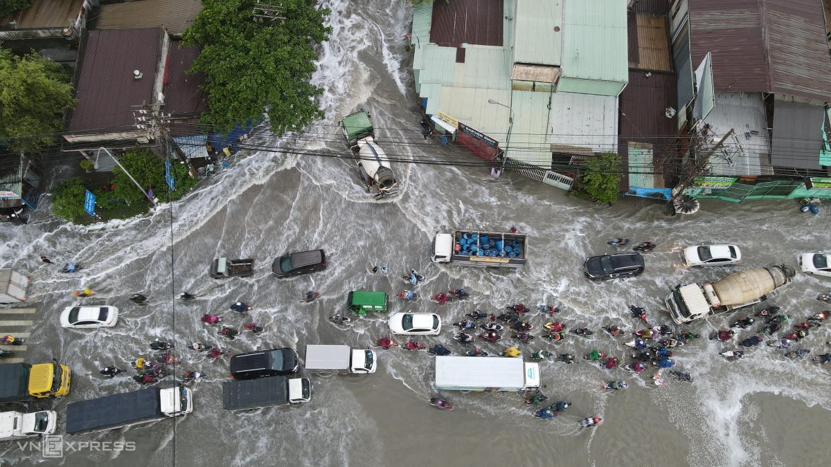 Downpour causes flooding in Binh Duong, Dong Nai, highway blocked