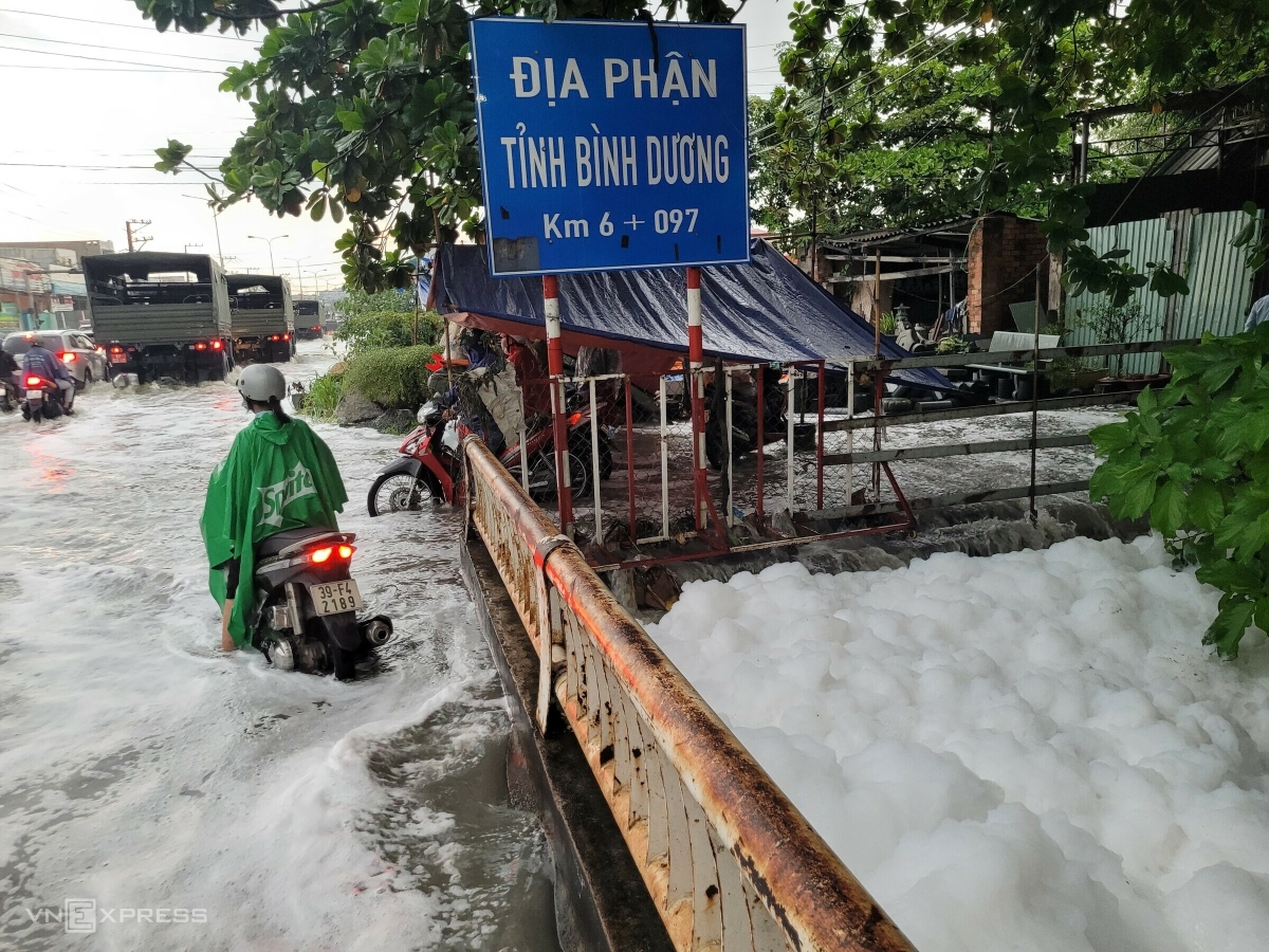 Downpour causes flooding in Binh Duong, Dong Nai, highway blocked