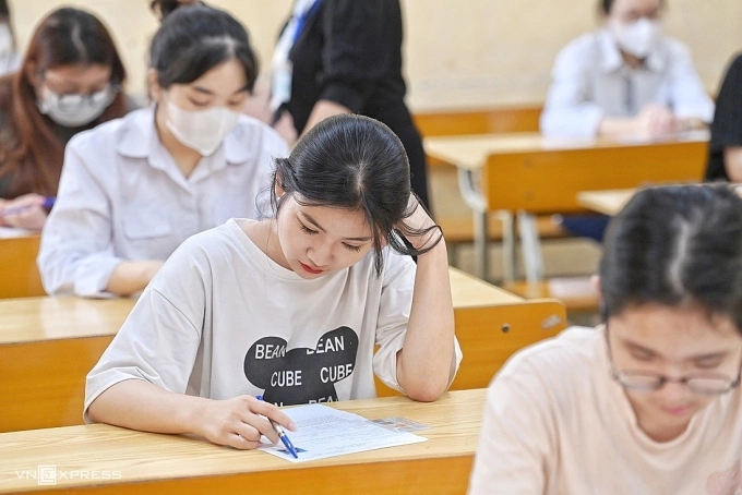 Thí sinh làm thủ tục dự thi tốt nghiệp THPT tại Hà Nội, chiều 27/6. Ảnh: Giang Huy