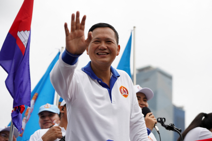 Ông Hun Manet vẫy tay chào người dân trong chiến dịch vận động ở Phnom Penh, Campuchia, hôm 21/7. Ảnh: Reuters