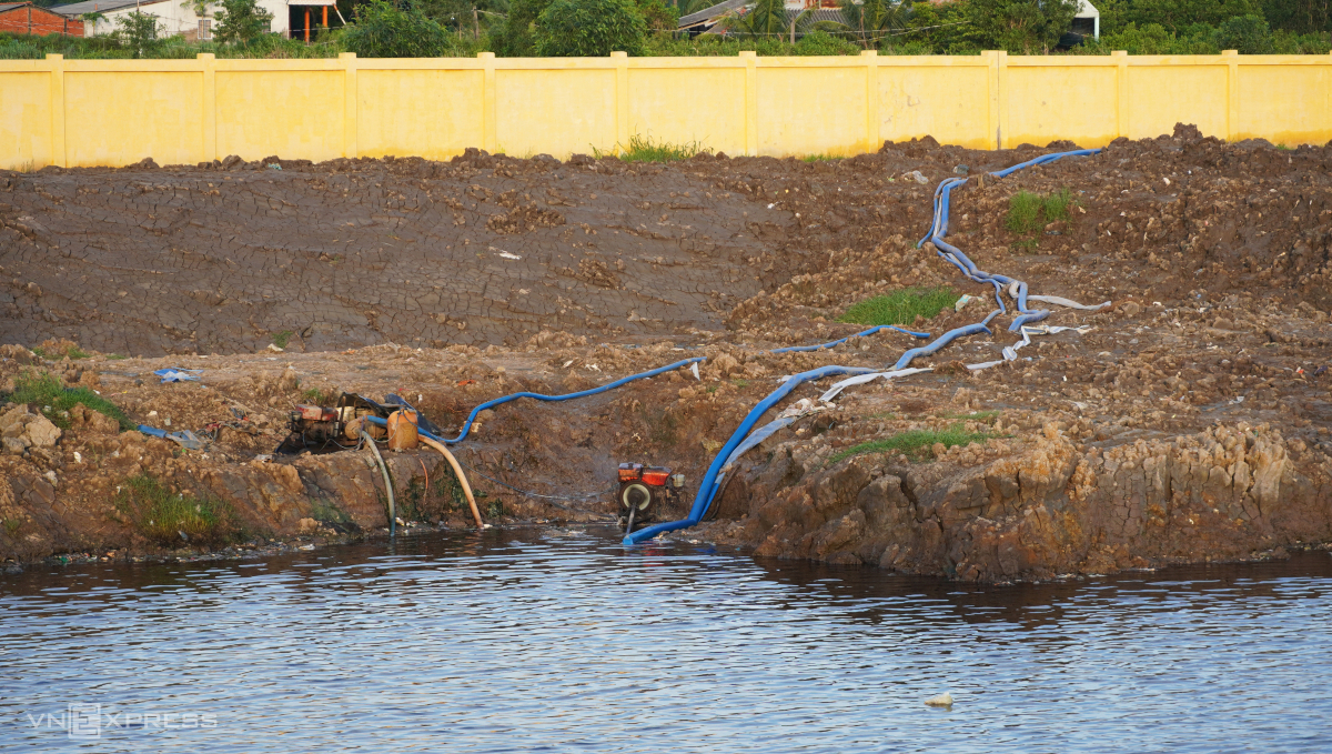 Mekong Delta families block entry to waste treatment plant